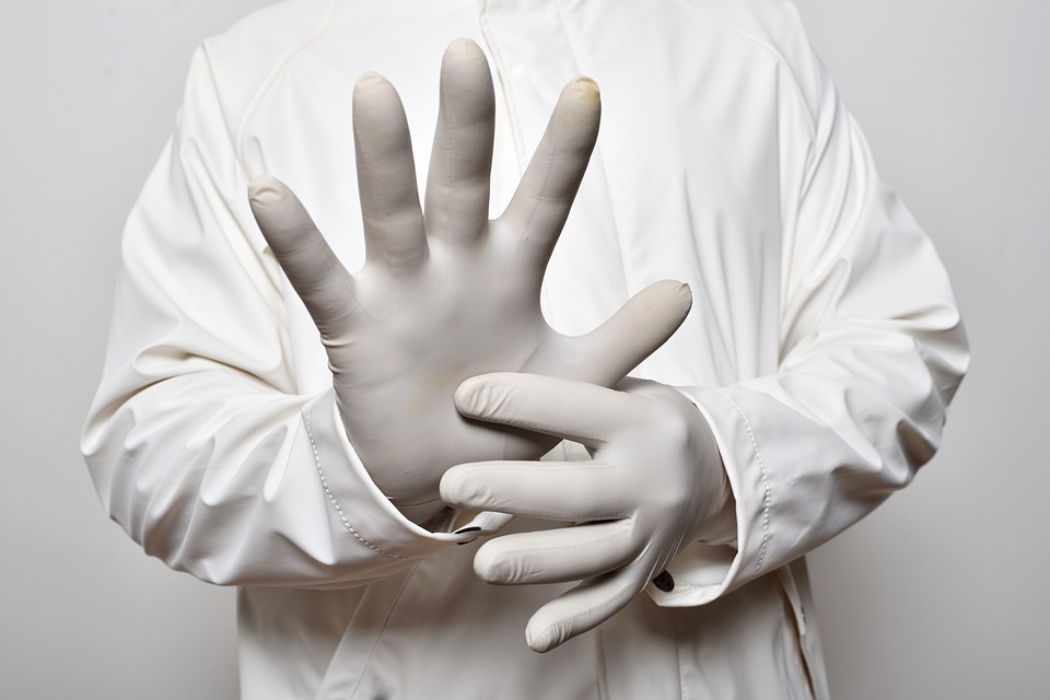 Guanti in nitrile: sono protettivi contro il Covid-19?