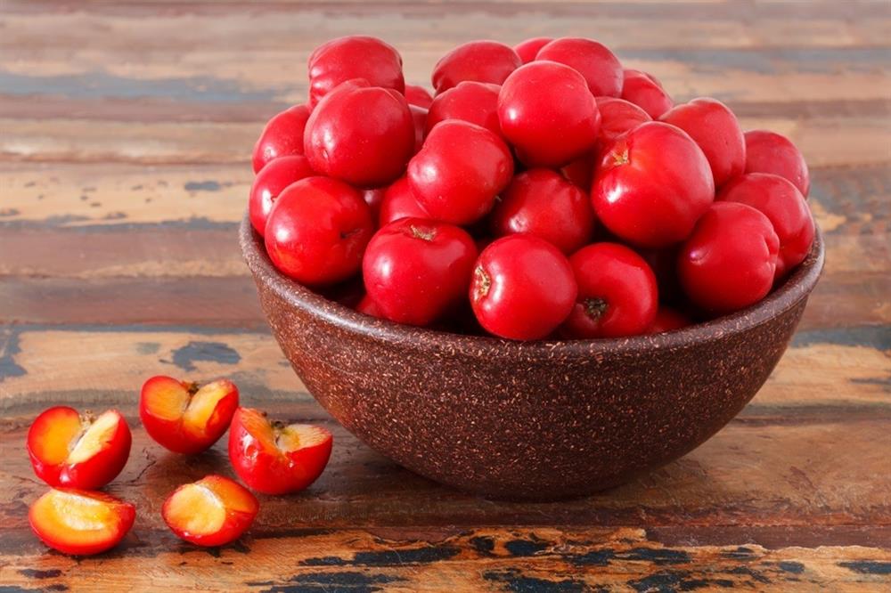 Acerola 1000 d’estate: benefici per la pelle