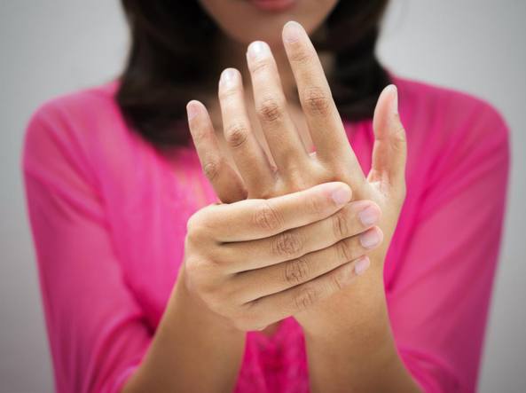 Artrite mani, piedi e alluce: rimedi naturali