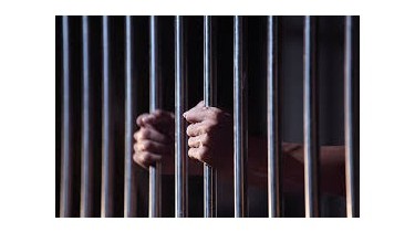 Evadono per salvare il secondino 