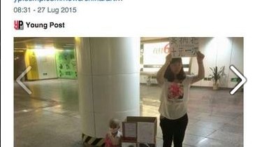 Vende abbracci per salvare la figlia malata