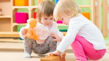 Ha l'alopecia ma l'asilo le proibisce la parrucca