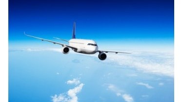 La mamma partorisce in volo: tutto ok