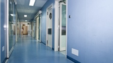 Rapiscono il figlio per curarlo dal cancro 