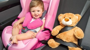 Caldo killer: le regole per i bimbi in auto