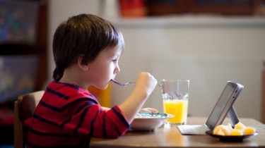 Frutta e cereali nel menu estivo dei bambini