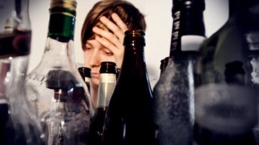 Alcol: il bicchiere è il segreto per bere meno