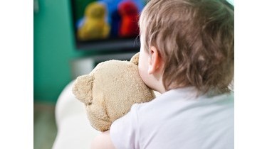 Tv e bambini: oltre le 2 ore al giorno sono danni