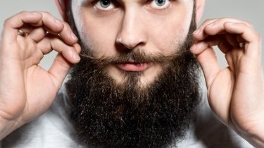La barba lunga è un covo di batteri: 20 mila!